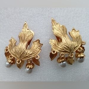 Vintage Clip-on Earrings Gold Tone Oak Leaves And Faux Pearl Acorns